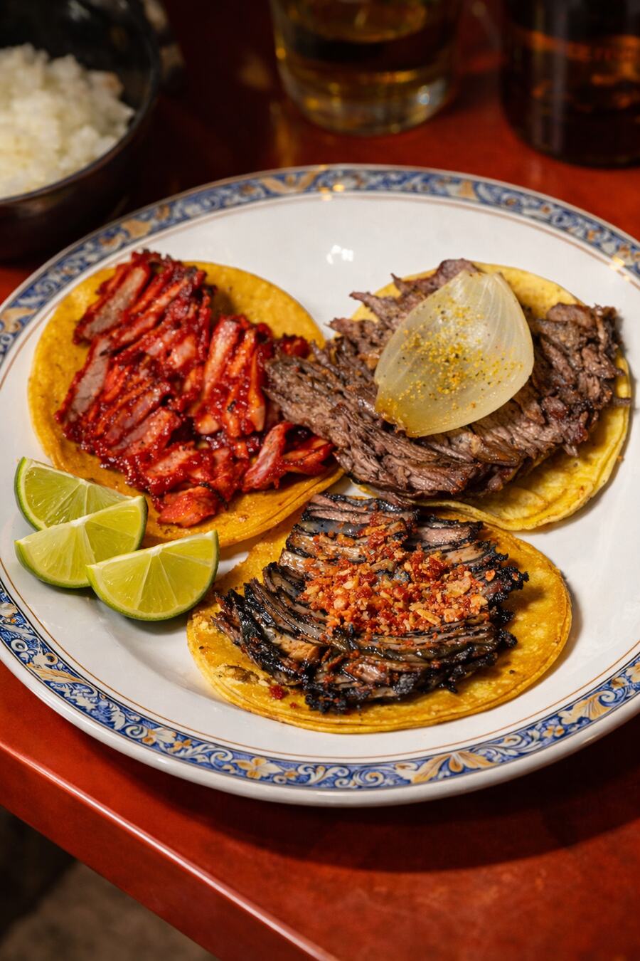 Plato con los tres tacos de Central y limones